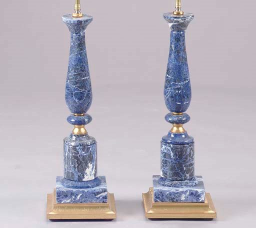 A PAIR OF BLUE STONE BALUSTER-FORM LAMPS ON GILTWOOD BASES,