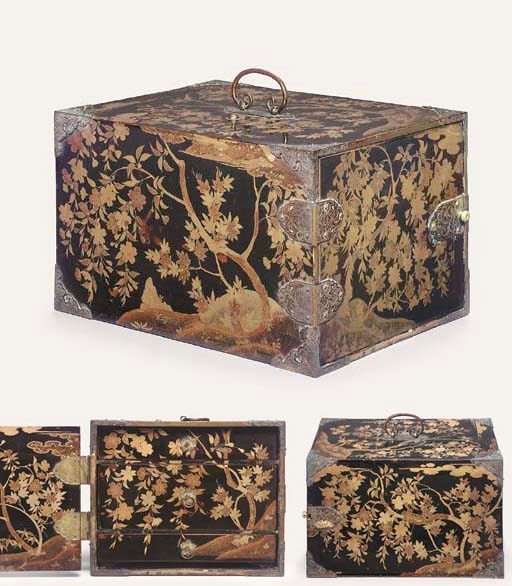 A FINE KODAIJI-MAKI-E KODANSU [TABLE CABINET]