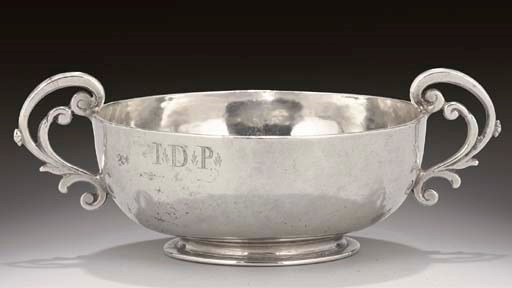 A GOOD LATE 17TH/EARLY 18TH CENTURY CHANNEL ISLANDS SILVER CHRISTENING CUP,