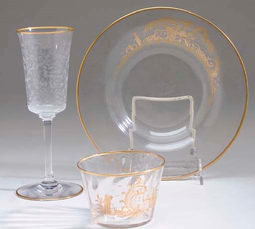 AN ASSEMBLED CONTINENTAL GILT-DECORATED CLEAR GLASS DINNER SERVICE,