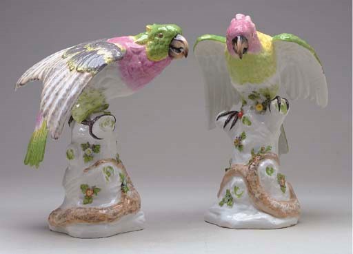 A PAIR OF PARIS PORCELAIN MODELS OF PARROTS,