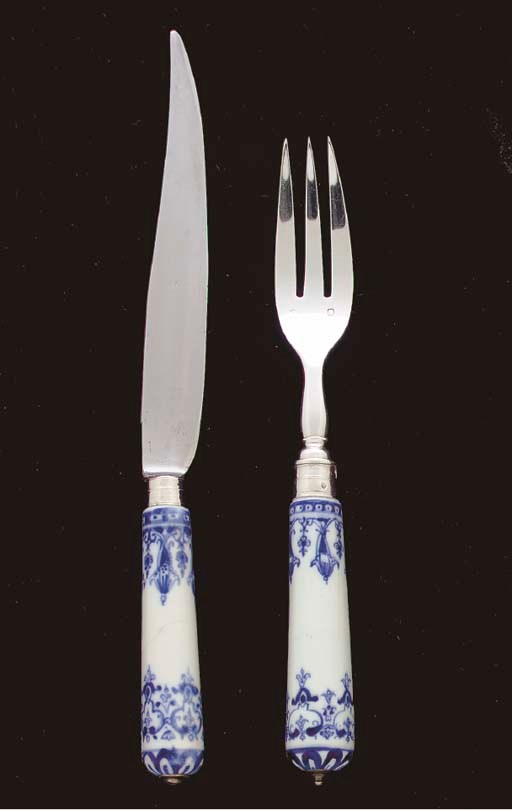 A GROUP OF FRENCH PORCELAIN-HANDLED TABLE SILVER,