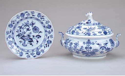 AN ASSEMBLED EXTENSIVE MEISSEN BLUE ONION PATTERN DINNER SERVICE,