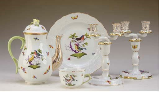 AN EXTENSIVE HEREND PORCELAIN DINNER SERVICE,