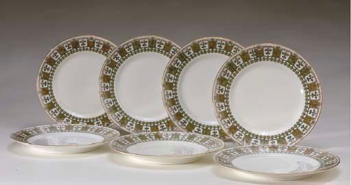 A SET OF SEVEN RUSSIAN PORCELAIN DINNER PLATES,