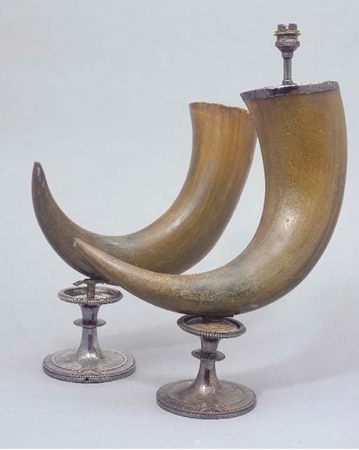 PAIRE DE LAMPES EN METAL ARGENTE ET CORNE