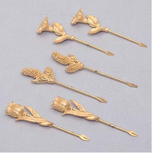 TRENTE-NEUF FOURCHETTES A PICKELS EN METAL DORE