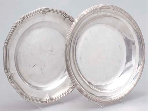 DEUX PLATS CIRCULAIRES EN ARGENT