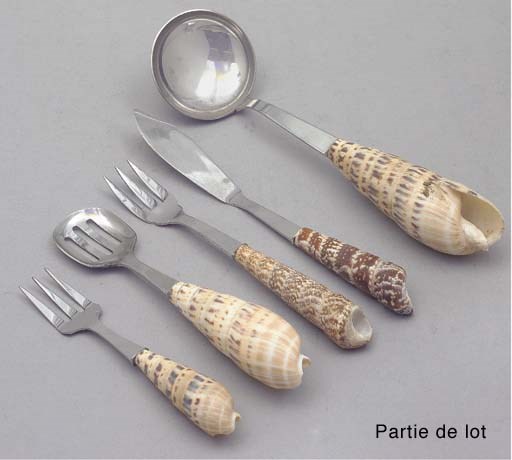 ENSEMBLE DE COUVERTS EN INOX ET COQUILLAGES