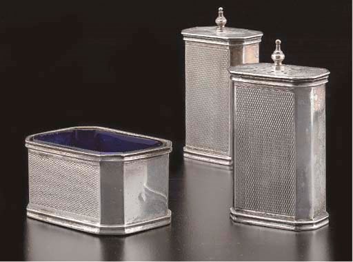 PAIRE DE SALIERES ET SALIERE EN ARGENT ET VERRE BLEU