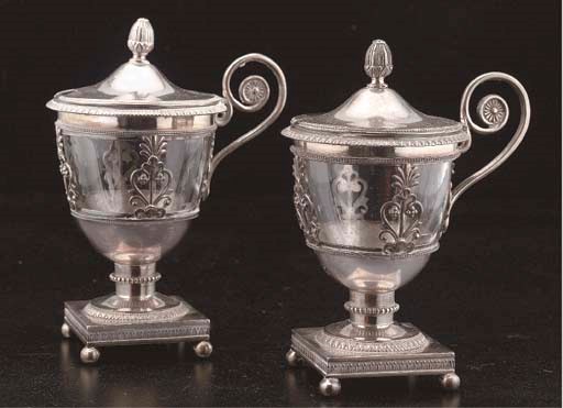 PAIRE DE MOUTARDIERS EN ARGENT ET VERRE BLANC