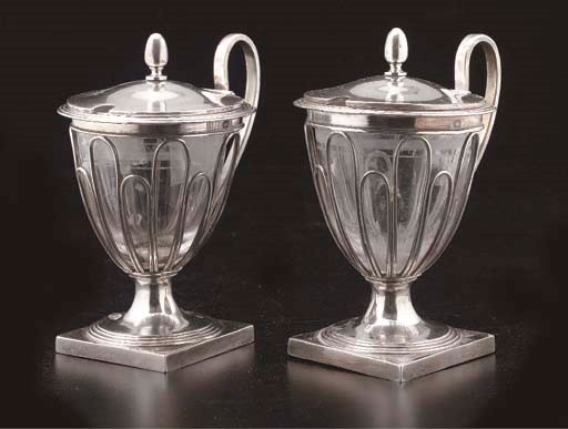 PAIRE DE MOUTARDIERS EN ARGENT ET VERRE BLANC