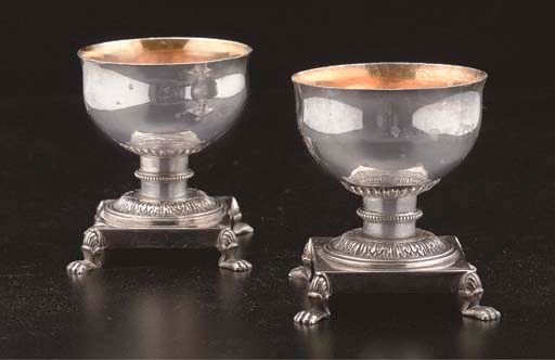 PAIRE DE SALIERES EN ARGENT ET VERMEIL