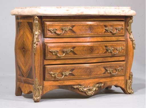 COMMODE DE STYLE LOUIS XV