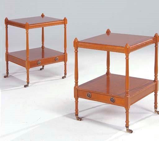PAIRE DE TABLES DE CHEVET DE STYLE ANGLAIS