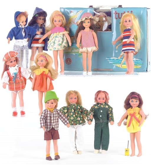 Blonde and brunette Tuttis in outfits 8128