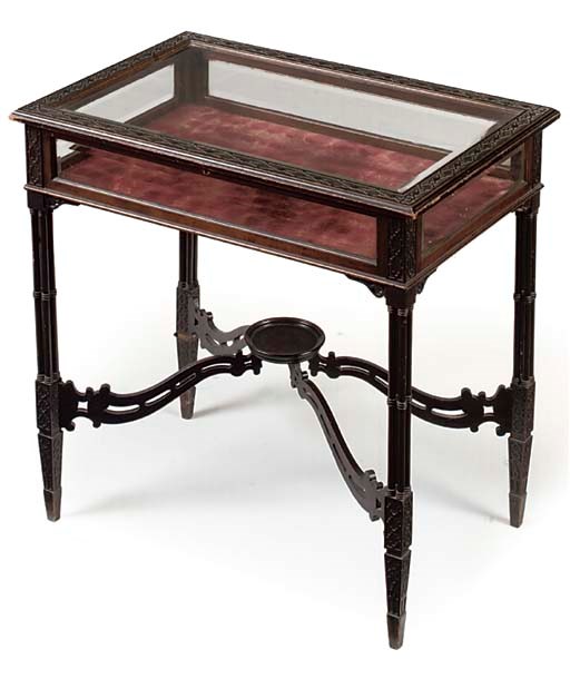 AN EDWARDIAN MAHOGANY VITRINE TABLE