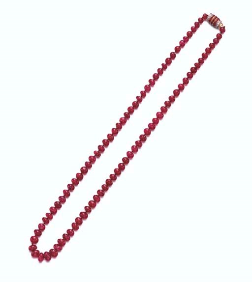 A SINGLE-STRAND RUBY BEAD NECKLACE
