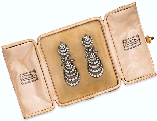 A PAIR OF ANTIQUE DIAMOND EAR PENDANTS