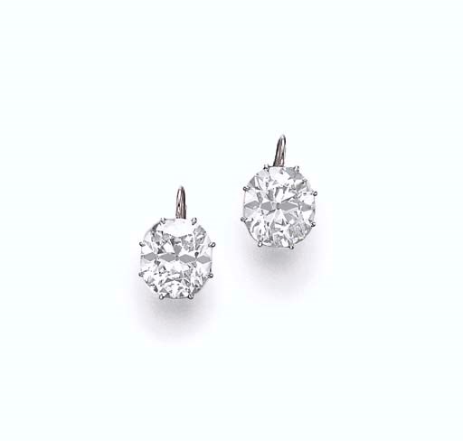 A PAIR OF DIAMOND EAR PENDANTS