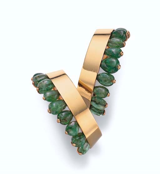 A RETRO PAIR OF EMERALD AND GOLD CUFF BRACELETS