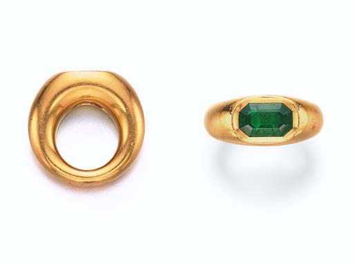 AN EMERALD AND GOLD RING, BY JAR