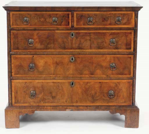 AN ENGLISH WALNUT AND BURR WALNUT CHEST OF DRAWERS,