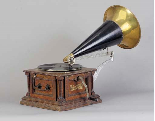 AN EDISON GRAMAPHONE WITH BRASS HORN,