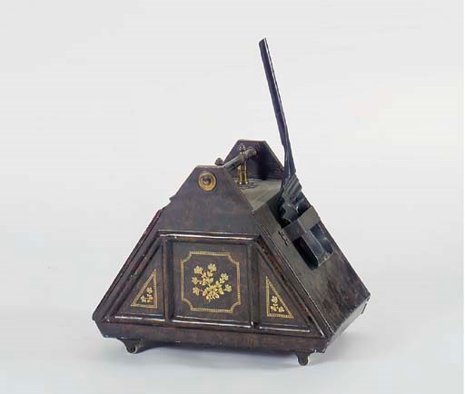 A TOLE PEINTE COAL SCUTTLE,
