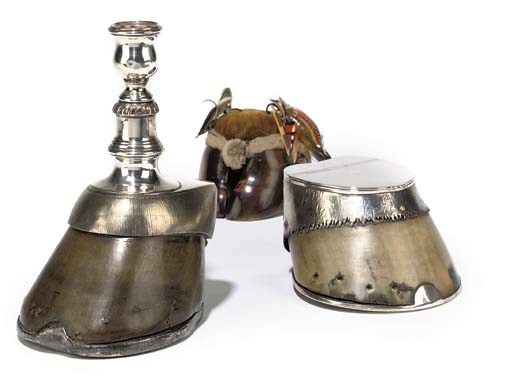 A NOVELTY SILVER PLATED HORSE-HOOF MOUNTED CANDLESTICK