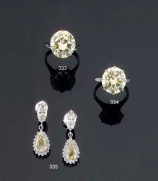 A DIAMOND SINGLE STONE RING