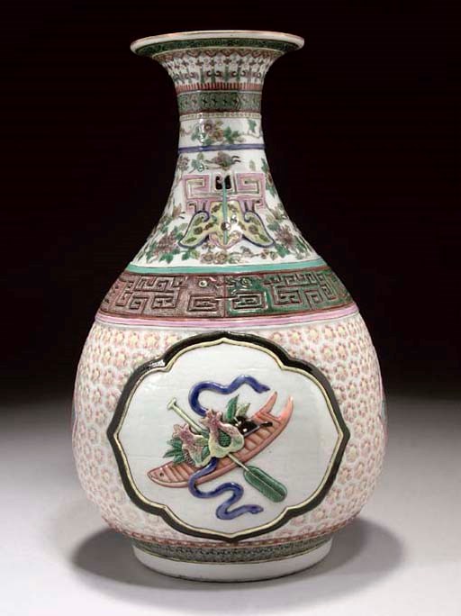 A FAMILLE ROSE MOULDED PEAR-SHAPED VASE, 19TH CENTURY