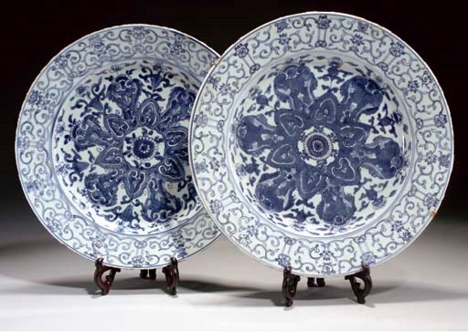 A Pair of Chinese blue and white dishes, Kangxi