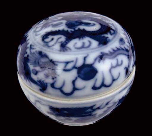 A SMALL BLUE AND WHITE CIRCULAR PASTE BOX AND COVER, 18TH CENTURY