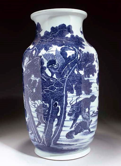 A LARGE BLUE AND WHITE VASE, 20TH CENTURY