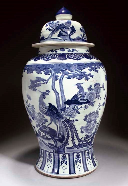 A LARGE CHINESE BLUE AND WHITE JAR AND COVER, 20TH CENTURY