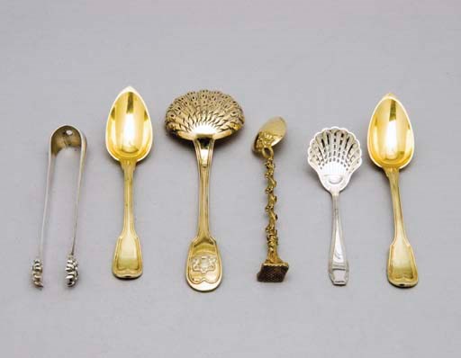 ENSEMBLE DE COUVERTS EN ARGENT, VERMEIL ET METAL ARGENTE