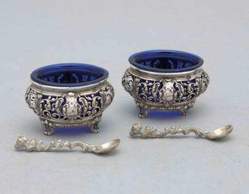 PAIRE DE SALERONS EN ARGENT ET VERRE BLEU