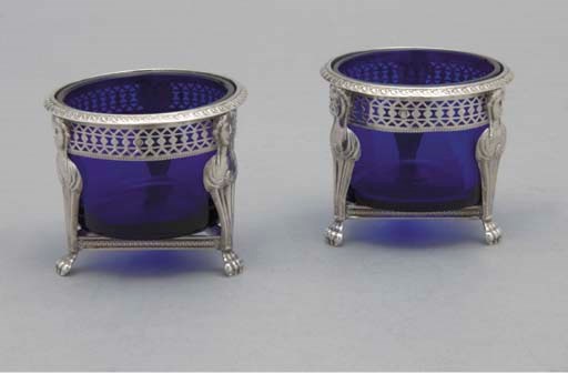 PAIRE DE SALERONS EN ARGENT ET VERRE BLEU