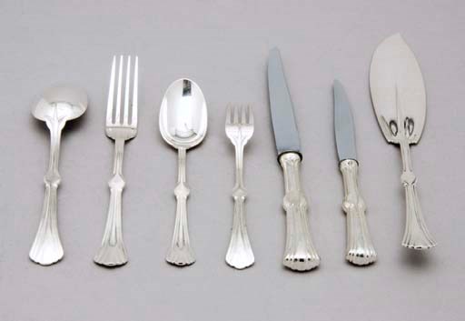 SERVICE DE TABLE EN METAL ARGENTE