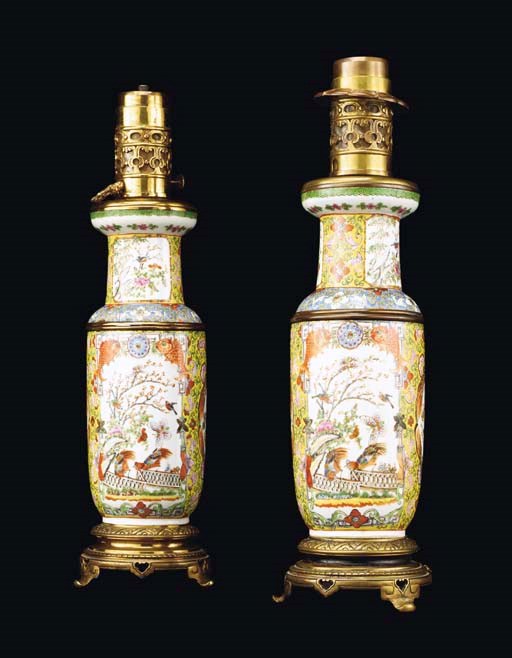 PAIRE DE VASES EN PORCELAINE POLYCHROME
