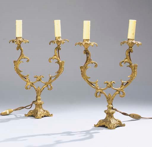 PAIRE DE BOUTS DE TABLE DE STYLE LOUIS XV