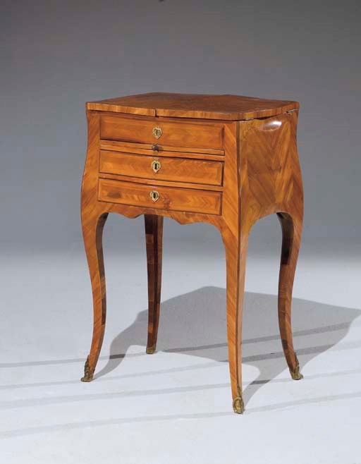 TABLE A OUVRAGES D'EPOQUE LOUIS XV