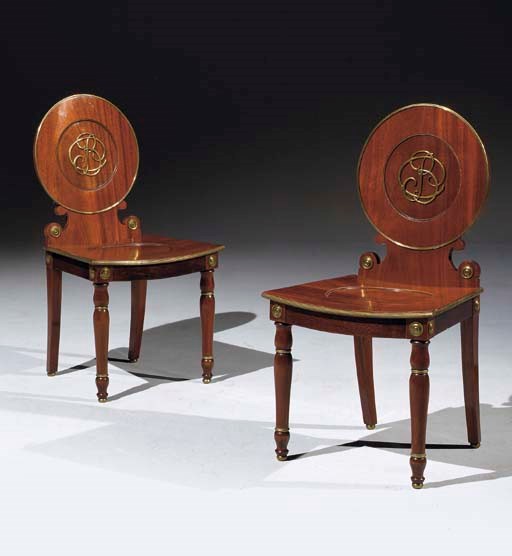 PAIRE DE CHAISES DITES 'HALL CHAIRS' DE STYLE GEORGE III