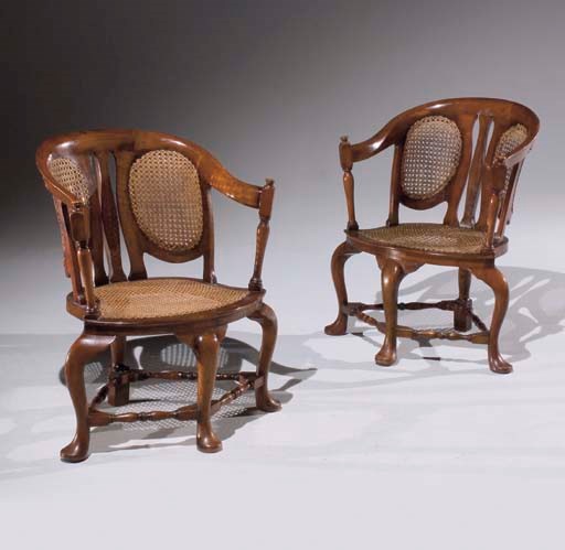 PAIRE DE FAUTEUILS DE STYLE CHIPPENDALE