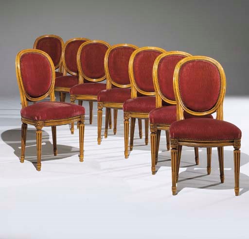 SUITE DE HUIT CHAISES DE STYLE LOUIS XVI