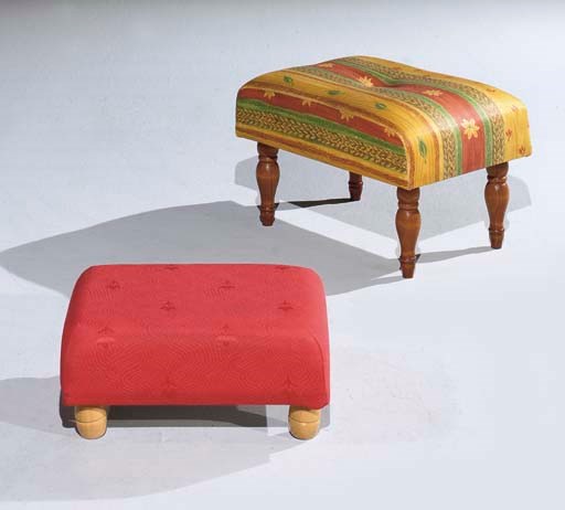 DEUX TABOURETS DE PIEDS MODERNES