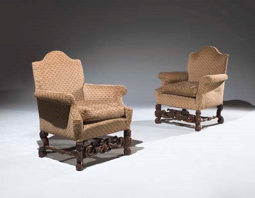 PAIRE DE FAUTEUILS DE STYLE ITALIEN