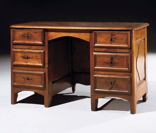 BUREAU A CAISSONS COMPOSE D'ELEMENTS ANCIENS