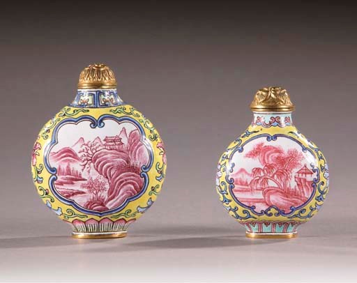DEUX TABATIERES EN EMAUX PEINTS DE LA FAMILLE ROSE